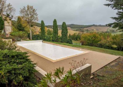 piscine revêtement pierre poreux